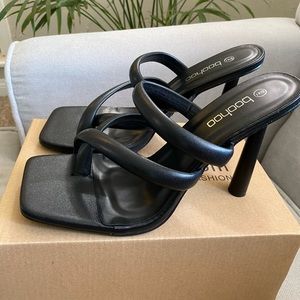 BOOHOO sandal heels. NEW. Size 8